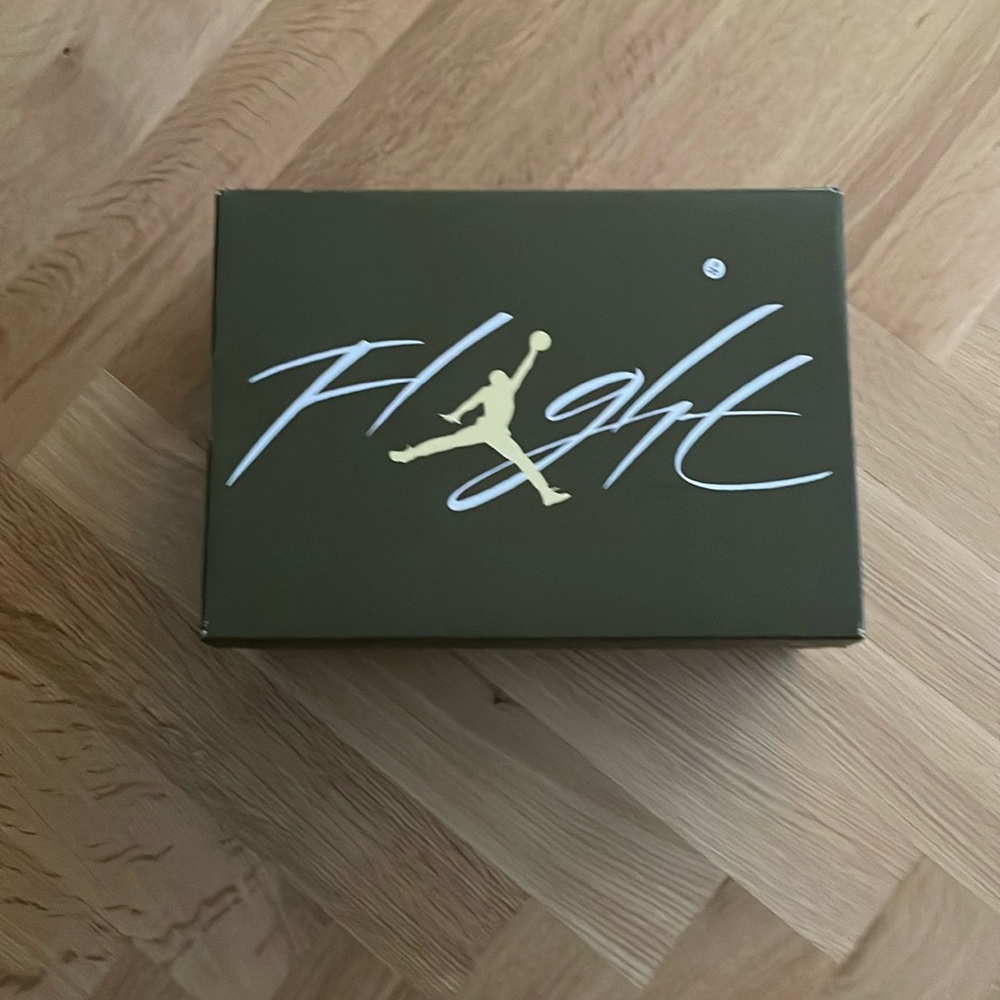 Boys lightly woren Jordan 4 sneaker